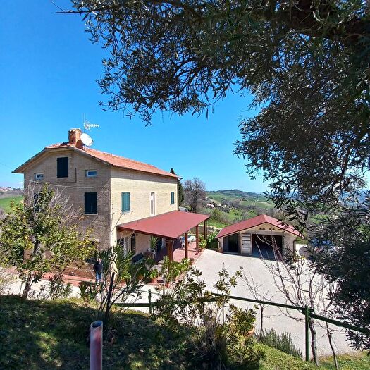 Casa con 10 locali in vendita in Strada Montapponese Snc, Falerone