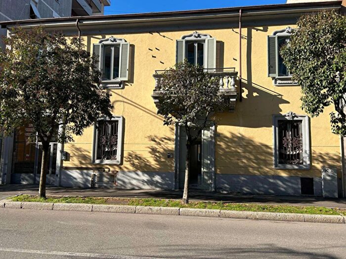 Casa con 20 locali in vendita in Via Dante Alighieri, Busto Arsizio