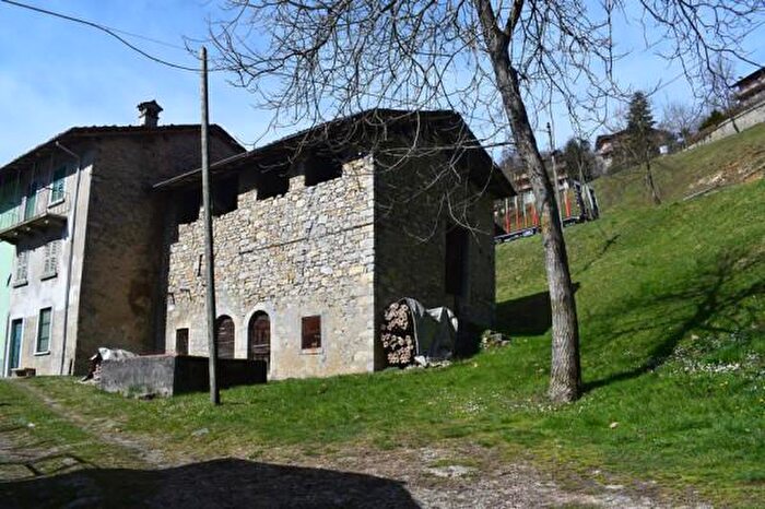 Casa in vendita in Via Novembre, Costa Di Serina