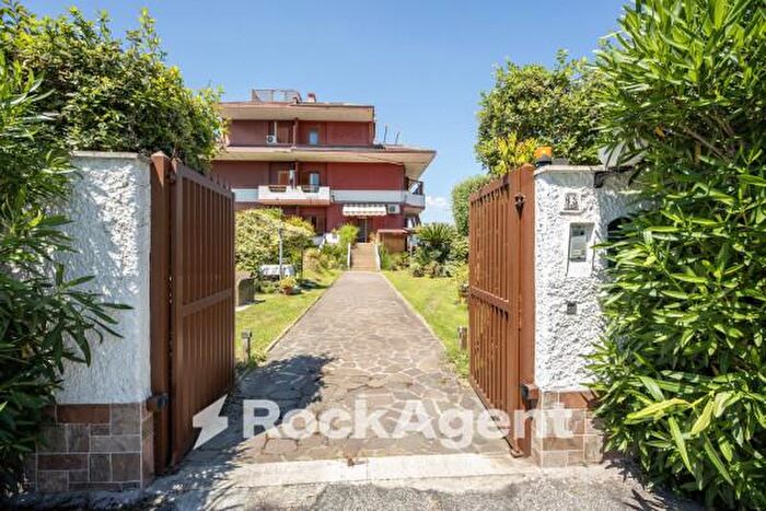 Appartamento con 5 locali in vendita in Via del Podere di San Giusto, Roma