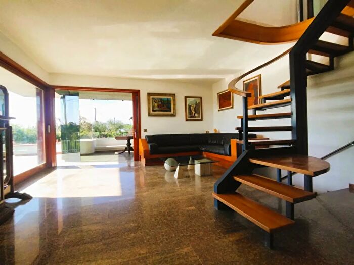 Casa con 14 locali in vendita in Via Macchia Monteggiorini, Camaiore