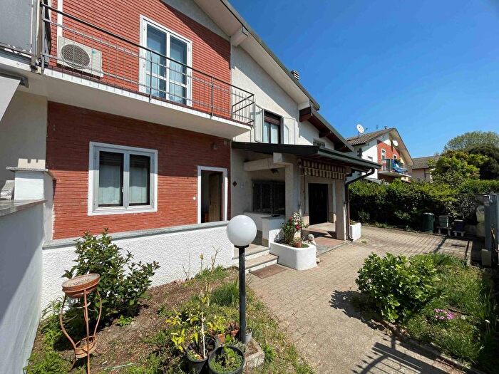 Casa con 6 locali in affitto in Via Lazio, Nuovo Ospedale San Paolo, Legnano