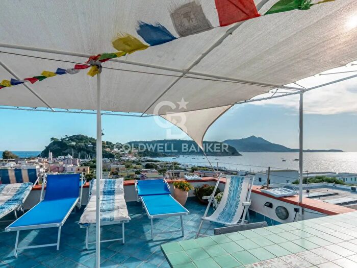 Casa bilocale in vendita in Via Generale Giuseppe Garibaldi, Procida