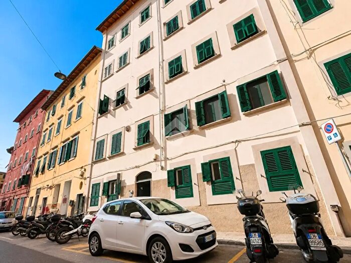 Appartamento quadrilocale in vendita in Via Mentana, Livorno