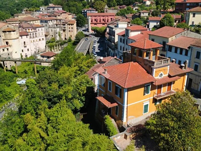 Casa con 6 locali in vendita in Via Cavour, Cave