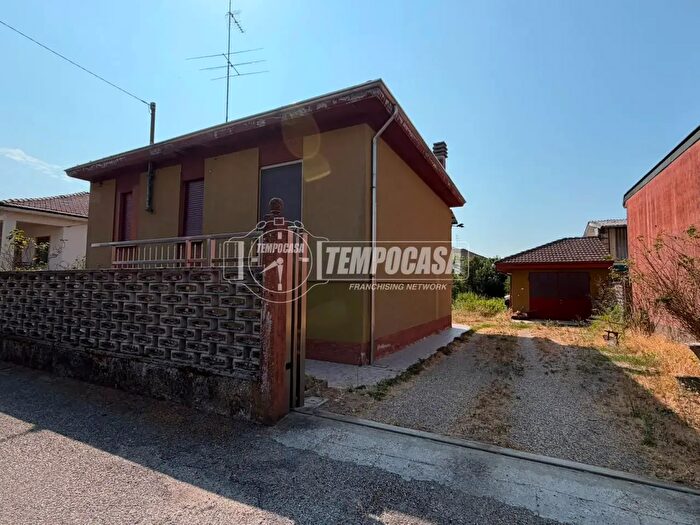 Casa quadrilocale in vendita in Via Cristoforo Colombo, Tromello