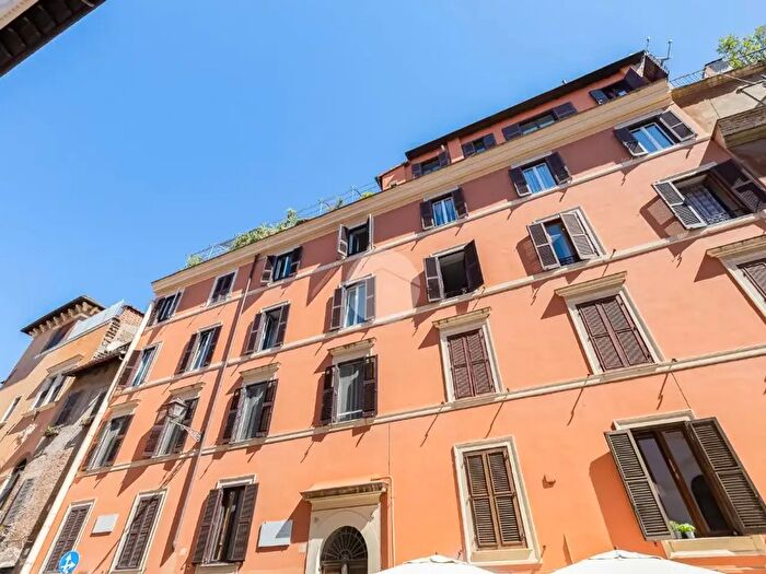 Appartamento trilocale in vendita in Via dei Salumi, Roma
