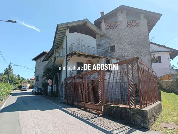 Casa con 12 locali in vendita in Via Bernardo Baglioni Arona Novara, Arona