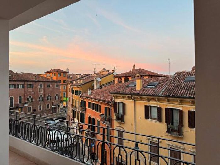 Appartamento trilocale in vendita in Via Tazzoli, Verona