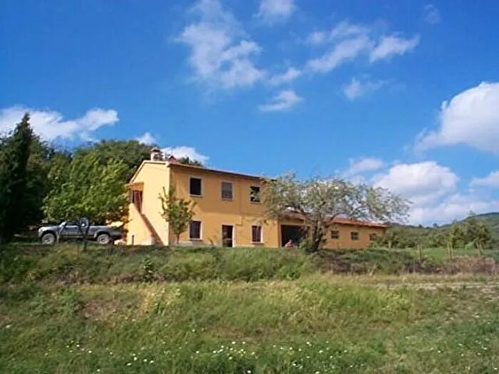 Casa con 8 locali in vendita in Montecatini Val Di Cecina