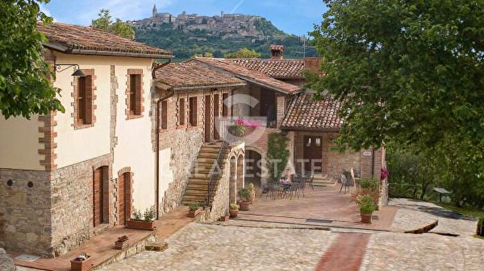 Casa con 6 locali in vendita in Strada Statale Bis, Todi