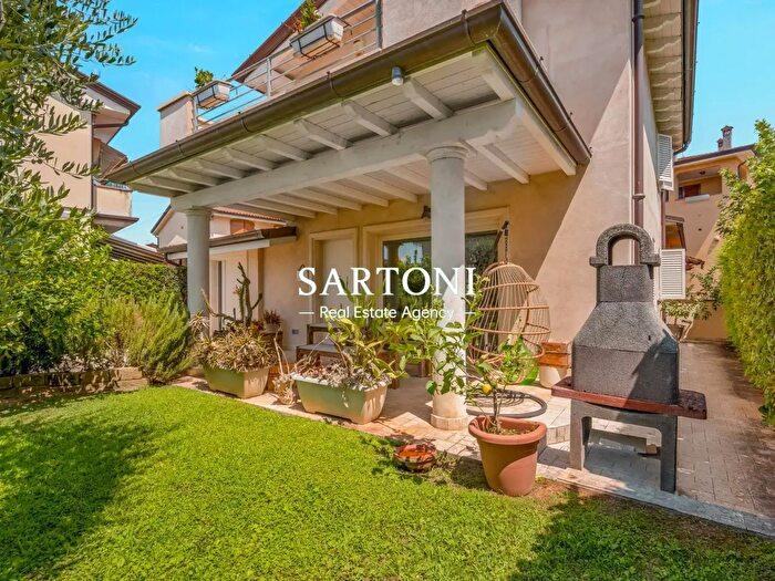 Casa con 5 locali in vendita in Via del Paduletto, Camaiore