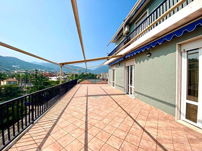 Appartamento quadrilocale in affitto in Viale delle Palme Taggia, Taggia