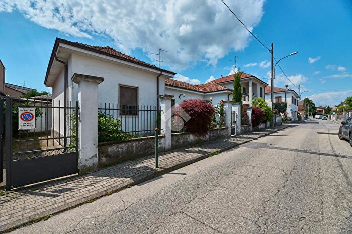 Casa quadrilocale in vendita in Via Manzoni, Zelo Buon Persico