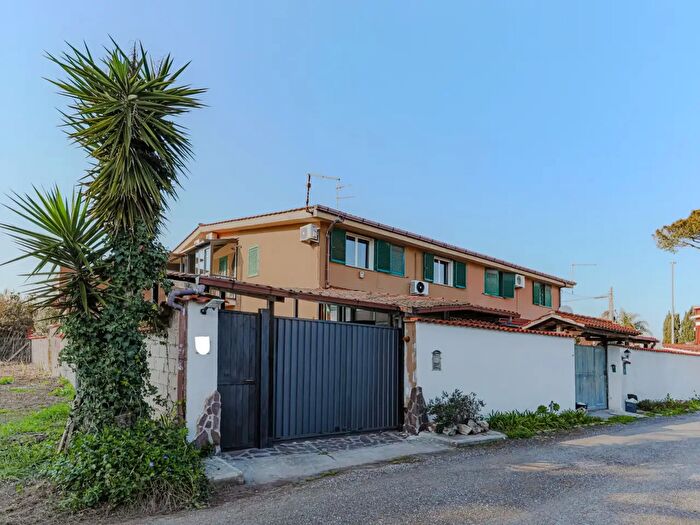 Appartamento trilocale in vendita in Via Stenico, Roma