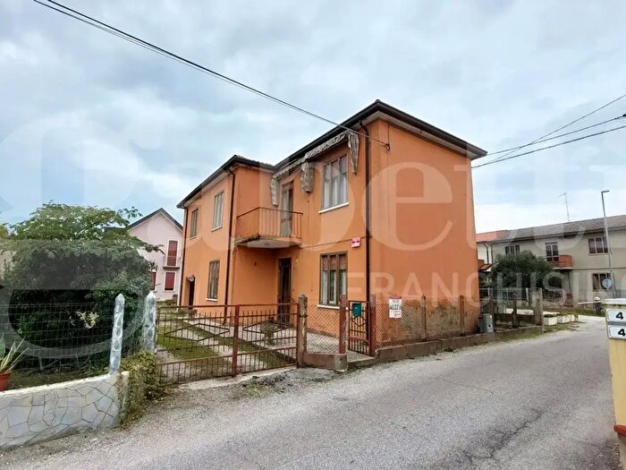 Casa con 8 locali in vendita in Porto Viro