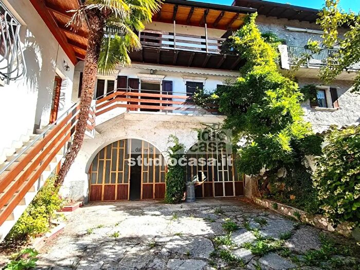 Casa con 10 locali in vendita in Via Colombo, Brentonico