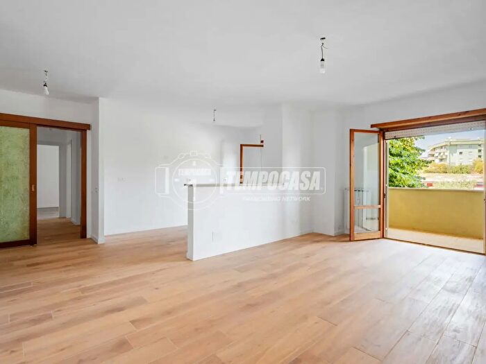 Appartamento trilocale in vendita in Via Cina, Roma