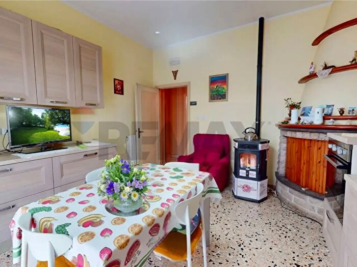 Casa con 7 locali in vendita in Bastia Umbra