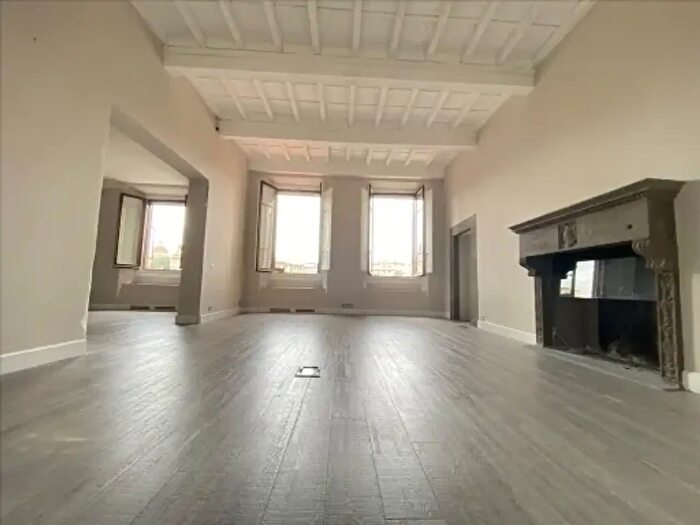 Appartamento con 8 locali in affitto in Firenze