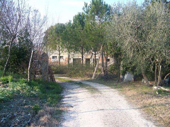 Casa con 6 locali in vendita in Via Mercatale, Belvedere Ostrense