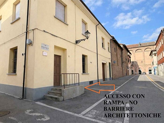Appartamento con 5 locali in vendita in Appto Nuovo di mq doppio ingresso indipendente, Centro Storico, Imola