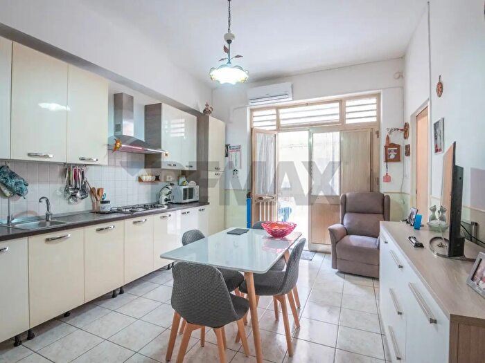 Casa con 6 locali in vendita in Via Unità, Pachino