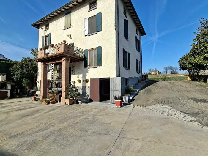 Casa con 11 locali in vendita in Fidenza