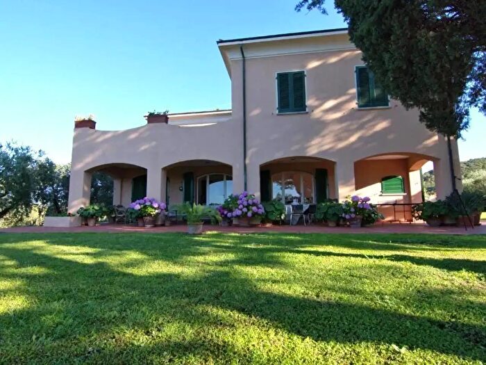 Casa con 9 locali in vendita in Portoferraio