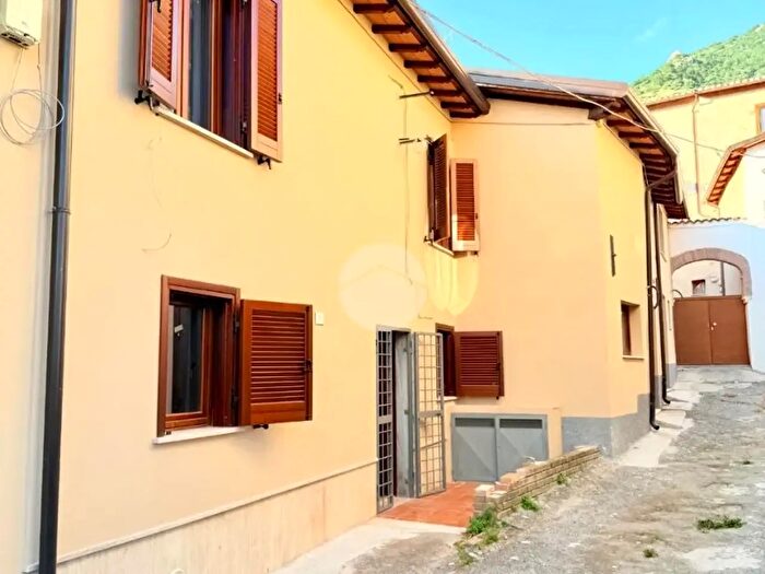 Appartamento con 6 locali in vendita in Via Cionni, Barete