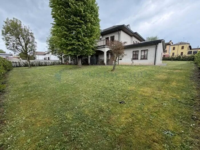 Casa con 6 locali in vendita in Via Vittorio Veneto, Castelverde