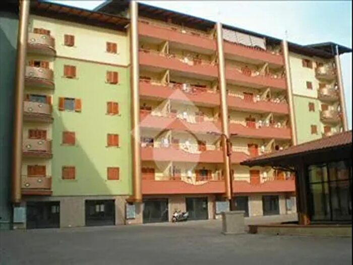 Appartamento trilocale in affitto in Via Naro, Pomezia