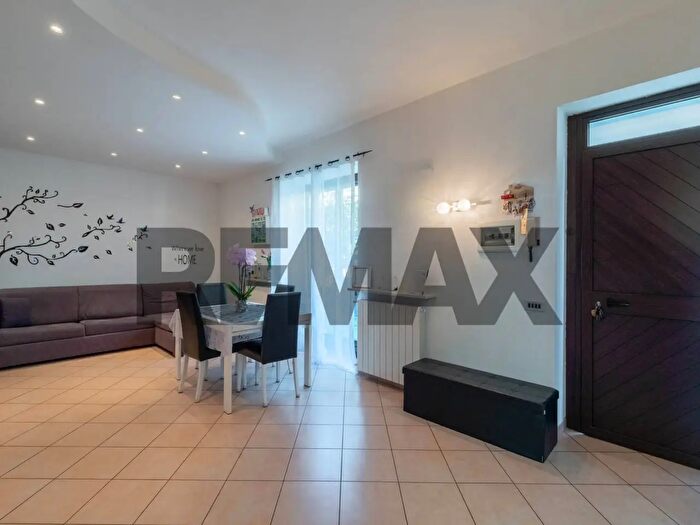 Appartamento trilocale in vendita in Via De Amicis, Cairate