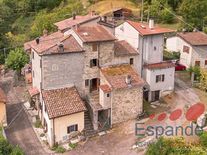 Appartamento trilocale in vendita in Frazione Burzanella Rocca, Camugnano