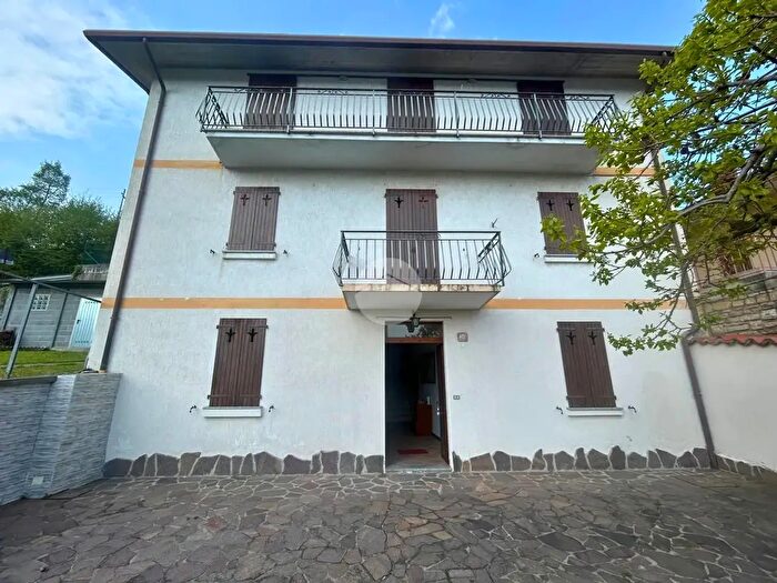 Casa con 6 locali in vendita in Via degli Alpini, Vigolo