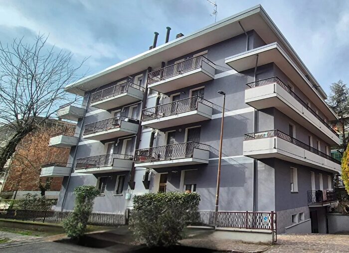 Appartamento con 5 locali in vendita in Via Frosinone, Modena