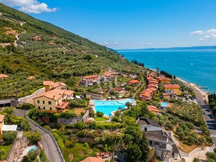 Casa con 5 locali in vendita in Brenzone