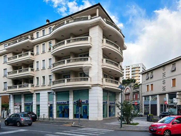 Appartamento trilocale in vendita in Via Sciesa, Seregno