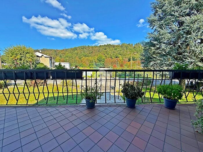 Appartamento quadrilocale in vendita in Via Angera, Sesto Calende