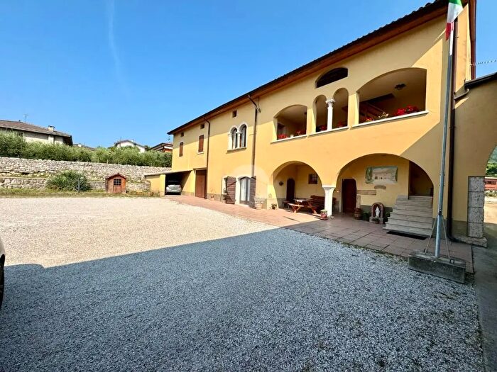 Casa con 6 locali in vendita in Via Possession, Caprino Veronese