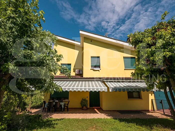 Casa con 6 locali in vendita in Via Rovigo, Saonara