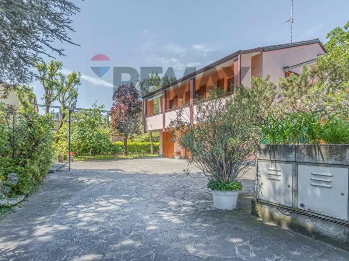Casa con 8 locali in vendita in Via Giacinta Pezzana, Reggio Emilia