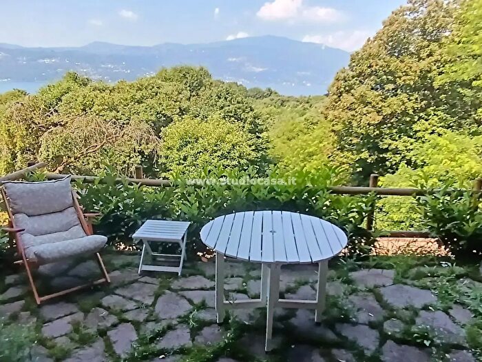 Casa trilocale in vendita in Via Michelini, Laveno Mombello