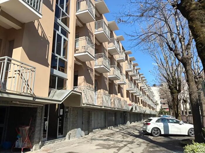 Appartamento trilocale in vendita in Via Garegnano, Milano