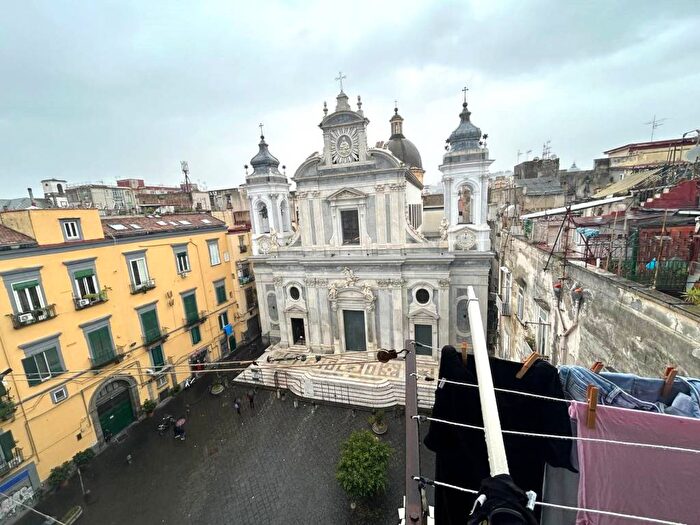 Appartamento con 5 locali in affitto in Piazza dei Gerolomini, Centro Storico, Napoli