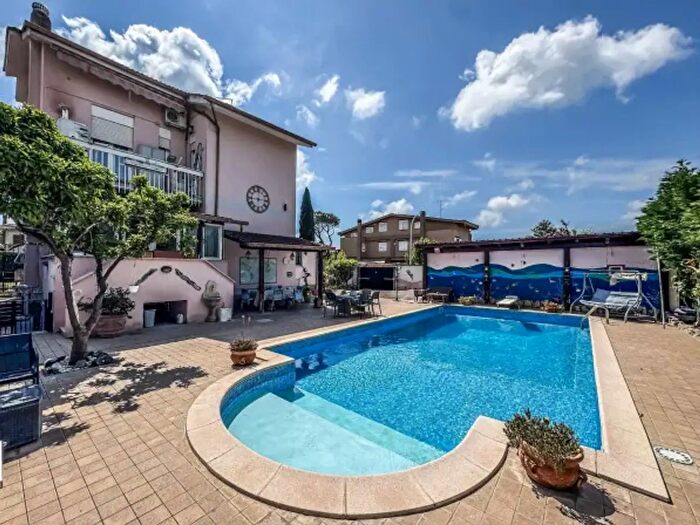 Casa con 6 locali in vendita in Via Mirone, Roma