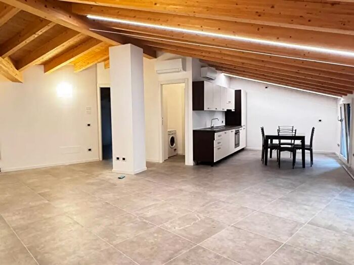 Appartamento trilocale in affitto in Via Cadorna, Villongo