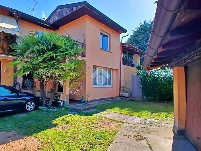 Casa con 6 locali in vendita in Via Marconi, Cadrezzate con Osmate