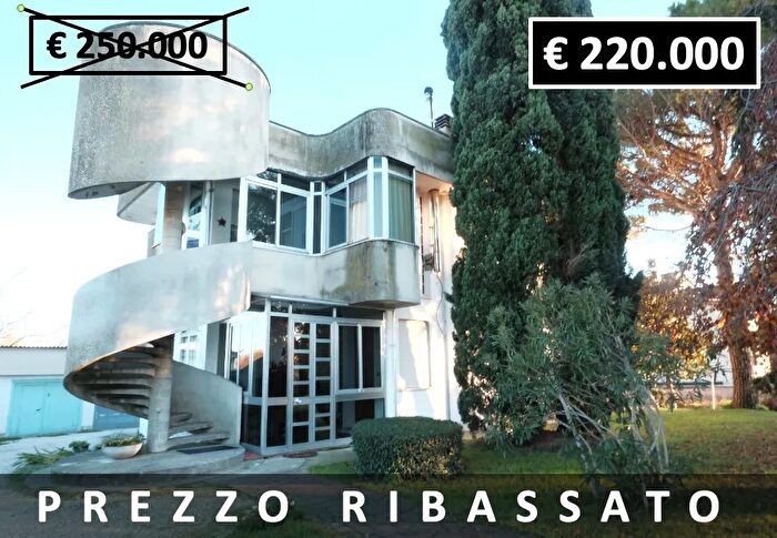 Casa con 9 locali in vendita in Correzzola
