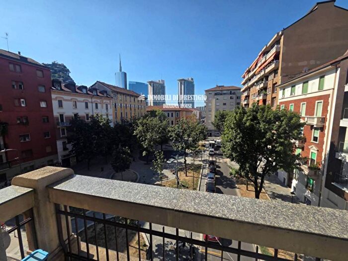 Appartamento trilocale in affitto in Piazzale Carlo Archinto, Isola, Milano